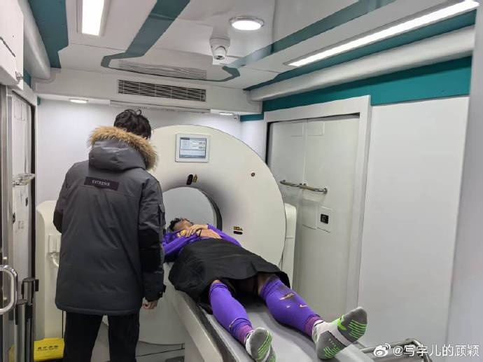 補時階段頭部被撞，天津記者：目前謝維軍正在醫(yī)院接受檢查