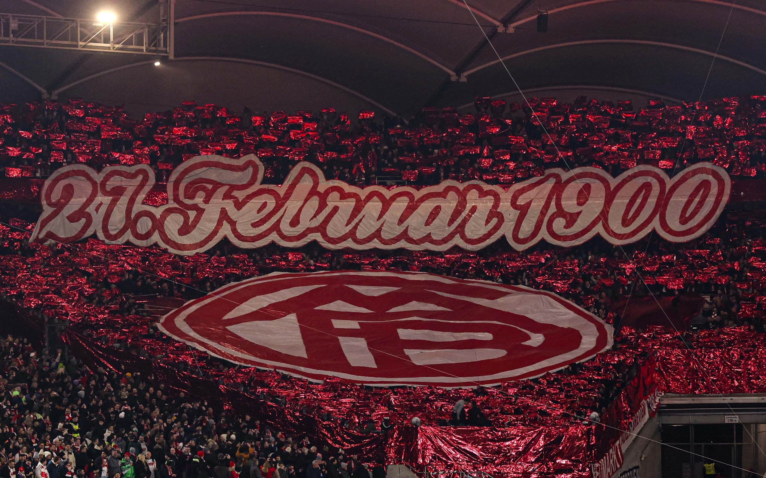 拜仁球迷在看臺展示TIFO，慶祝俱樂部成立125周年